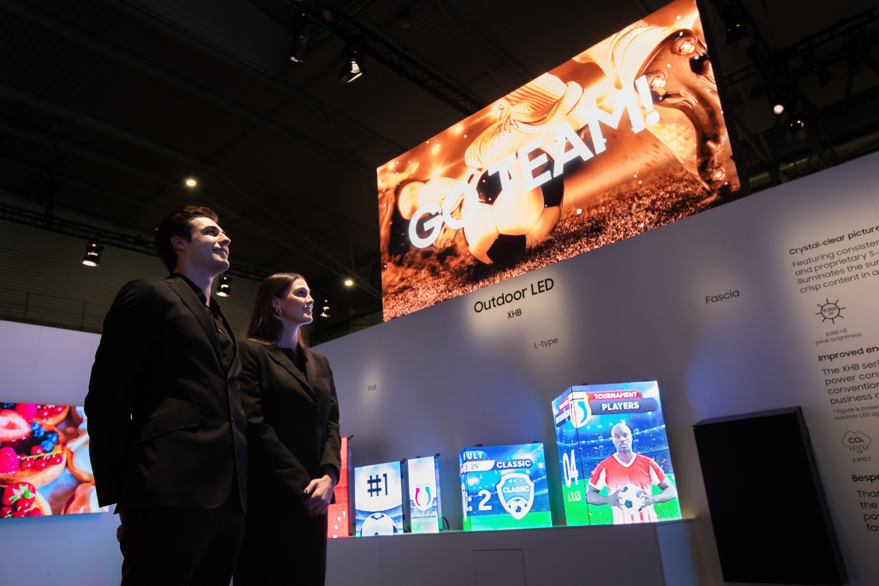 삼성전자 모델이 ‘ISE 2023’에 전시된 다양한 아웃도어 사이니지를 소개하고 있는 모습[삼성전자 제공]