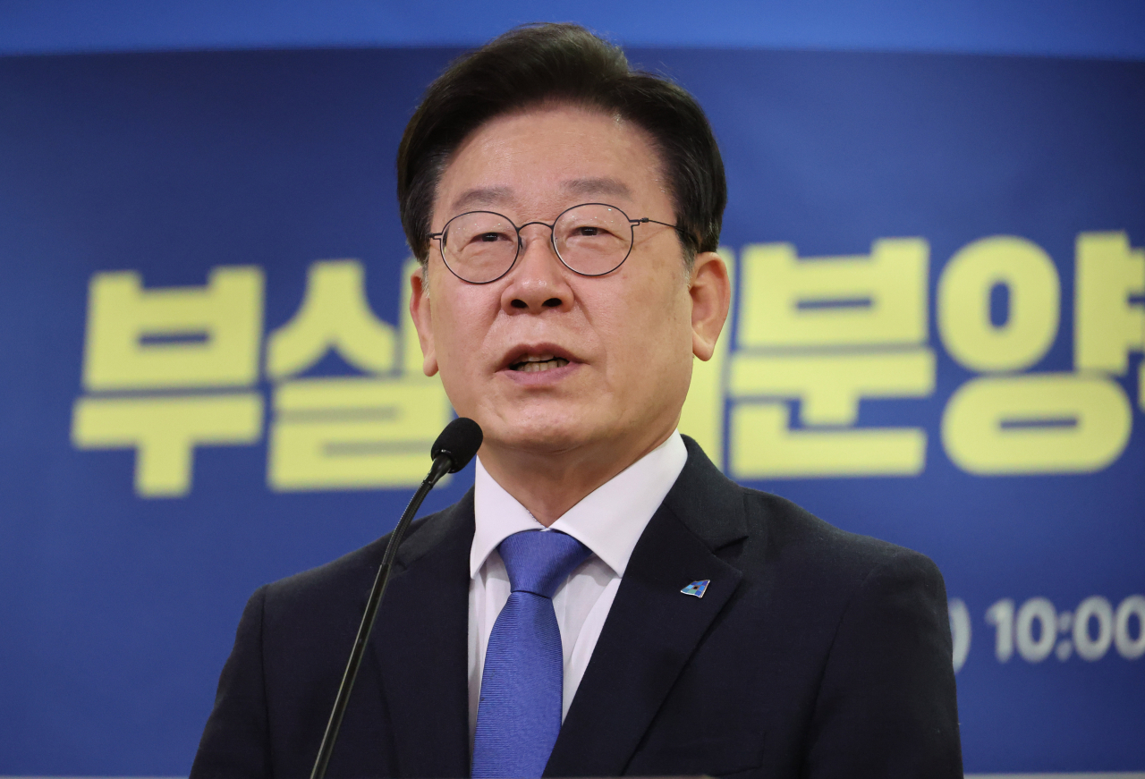이재명 더불어민주당 대표가 31일 오전 국회 의원회관에서 열린 민생경제위기대책위·경제안보센터 '부실·미분양주택 매입임대 전환 긴급 토론회'에서 축사하고 있다. [연합뉴스]
