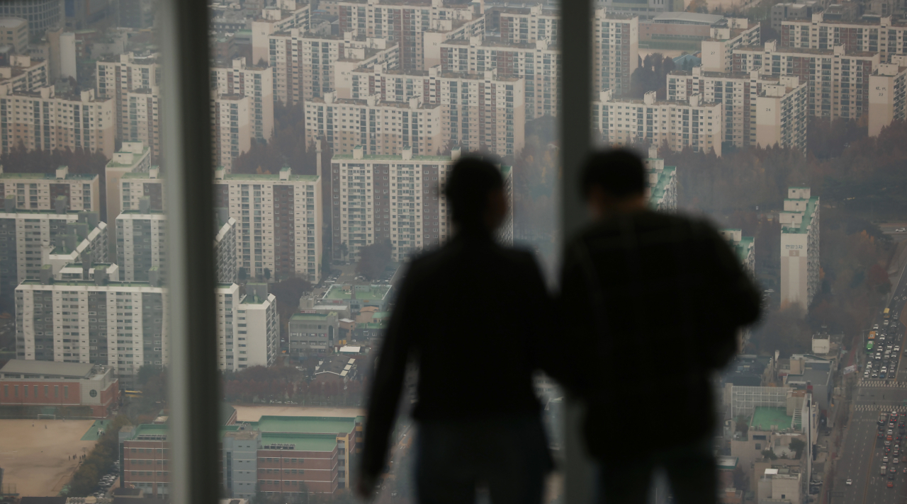 고금리 기조에 부동산 시장의 극심한 거래 절벽이 이어지는 가운데 올해 4분기 직전 거래가보다 하락한 가격에 팔린 비율이 서울과 전국에서 역대 최고 수준을 기록한 것으로 나타났다. 21일 직방이 국토교통부 실거래가(이달 15일 기준)를 토대로 각 거래 건별로 동일 아파트 단지, 같은 면적 물건의 직전 거래가 차이를 분석한 결과 올해 4분기 직전 대비 5% 이상 거래가가 하락한 서울 아파트 비율은 51.6%로 집계됐다. 사진은 이날 서울 송파구 롯데월드타워 전망대 서울스카이에서 바라본 서울 시내 아파트 모습. [연합]