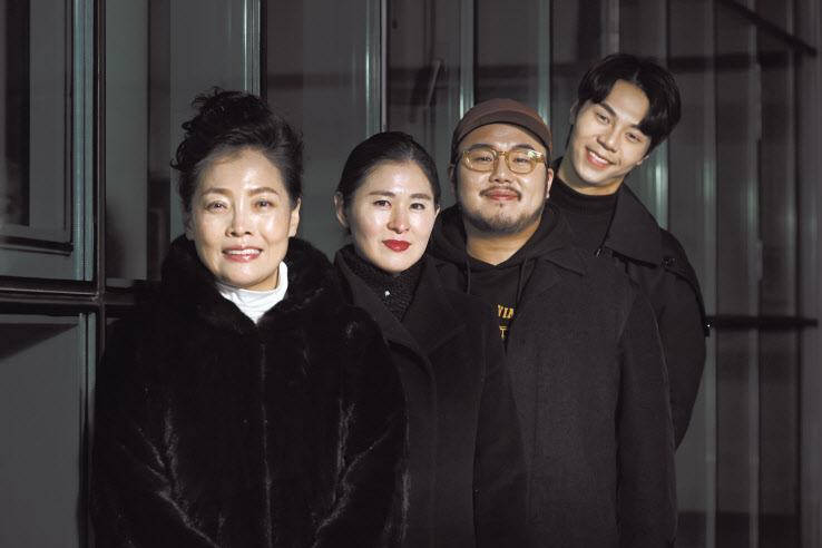 지난 60여년 국립창극단을 이끌어온 가장 큰 힘은 단원들이다. 총 서른 네 명(창악부 28명, 기악부 6명)의 단원들은 “소리라면 모두가 자신있는 사람들”이었고, “죽어 있던 대본도 맛깔스럽게 살려내는”(오지원 국립창극단 책임PD) 귀신 같은 재능을 가지고 있었다. 창극단을 이끈 네 주역 정미정(왼쪽부터) 최영훈 유태평양 김수인. 임세준 기자