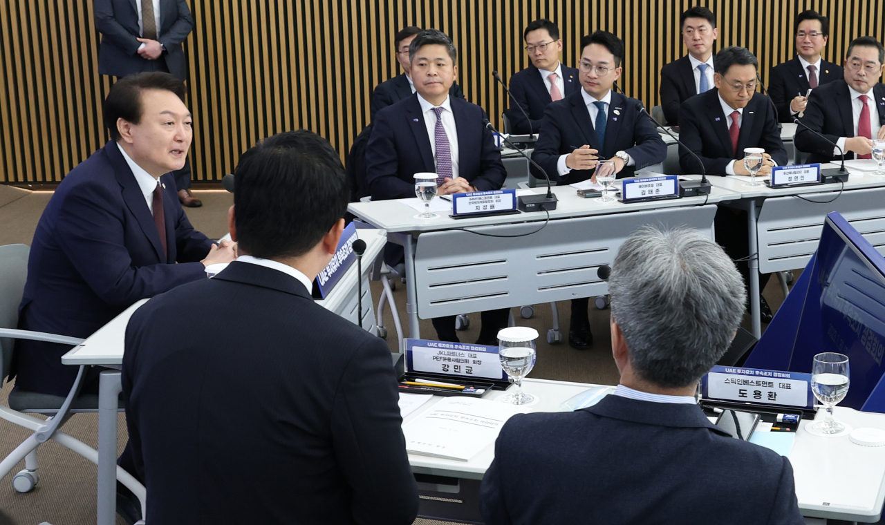 윤석열 대통령이 31일 서울 강남구 한국무역협회에서 열린 아랍에미리트(UAE) 투자유치 후속조치 점검회의를 주재하고 있다. [연합]