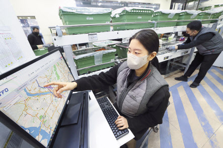 롯데마트 강변점 직원이 KT가 개발한 인공지능(AI) 운송 플랫폼 리스포를 활용하고 있다. [KT 제공]