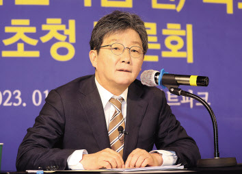 유승민 국민의힘 전 의원이 11일 오전 대구 아트파크에서 열린 대구·경북 언론인 모임 ‘아시아포럼21’ 초청토론회에서 발언하고 있다. [연합]