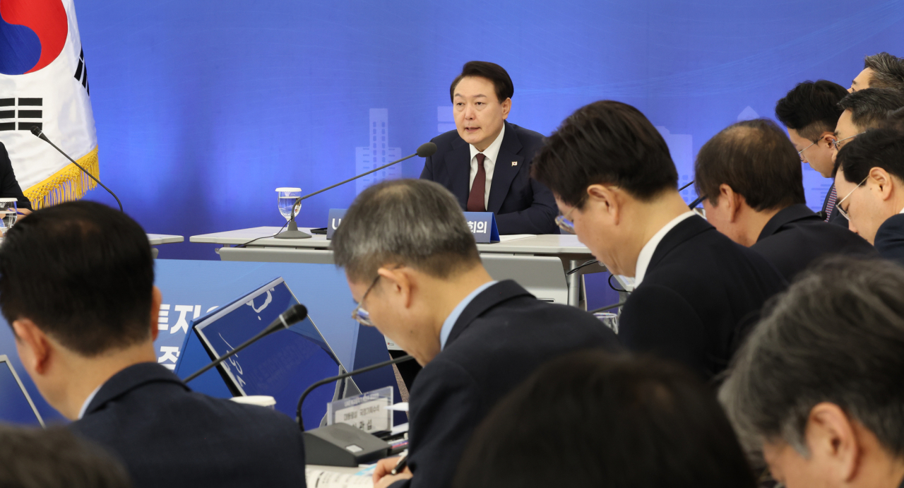윤석열 대통령이 31일 서울 강남구 한국무역협회에서 열린 아랍에미리트(UAE) 투자유치 후속조치 점검회의에 참석, 발언하고 있다. [연합]