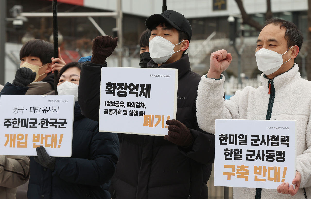 한미 국방장관회담이 예정된 31일 오전 서울 용산구 전쟁기념관 앞에서 평화와 통일을 여는 사람들(평통사) 회원들이 미국의 확장억제 폐기, 한일 군사동맹 구축 중단 등을 촉구하며 구호를 외치고 있다.