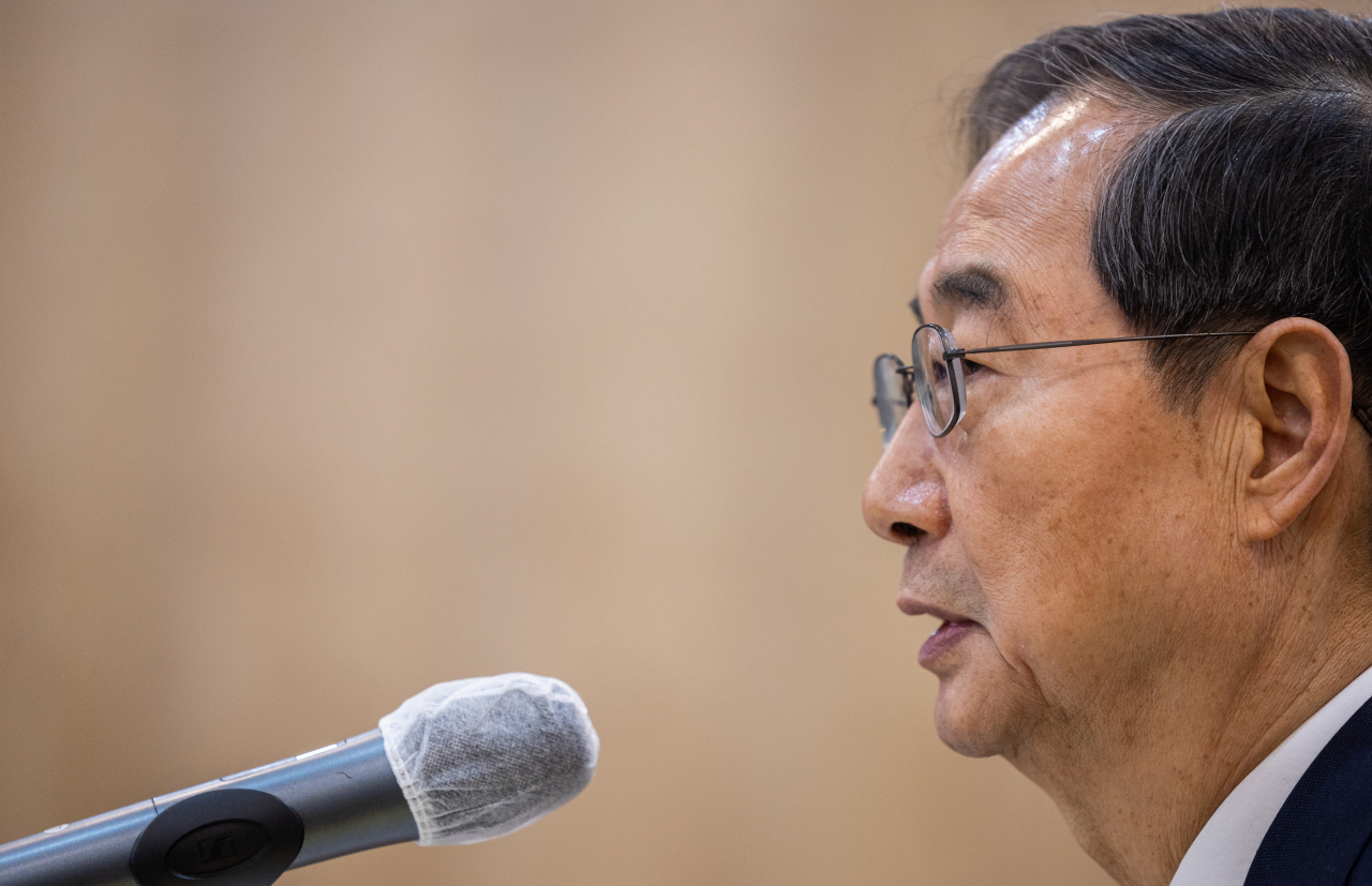 Prime Minister Han Duck-soo speaks at a press briefing held in Seoul, Tuesday. (Yonhap)