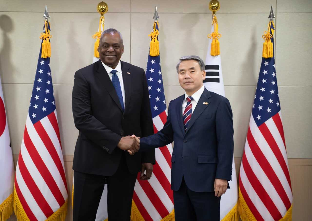 이종섭 국방부장관과 로이드 오스틴 미국 국방장관이 31일 오후 서울 국방부청사에서 한미 국방장관회담에 앞서 악수를 나누고 있다. [국방부 제공]