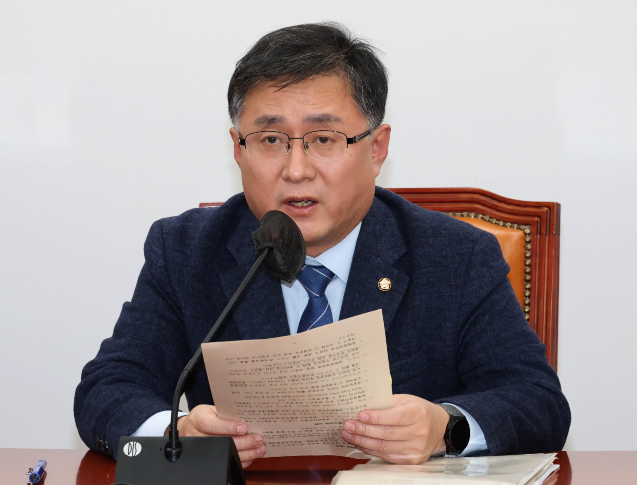 김성환 더불어민주당 정책위의장이 31일 국회에서 열린 원내대책회의에서 발언하고 있다. [연합]