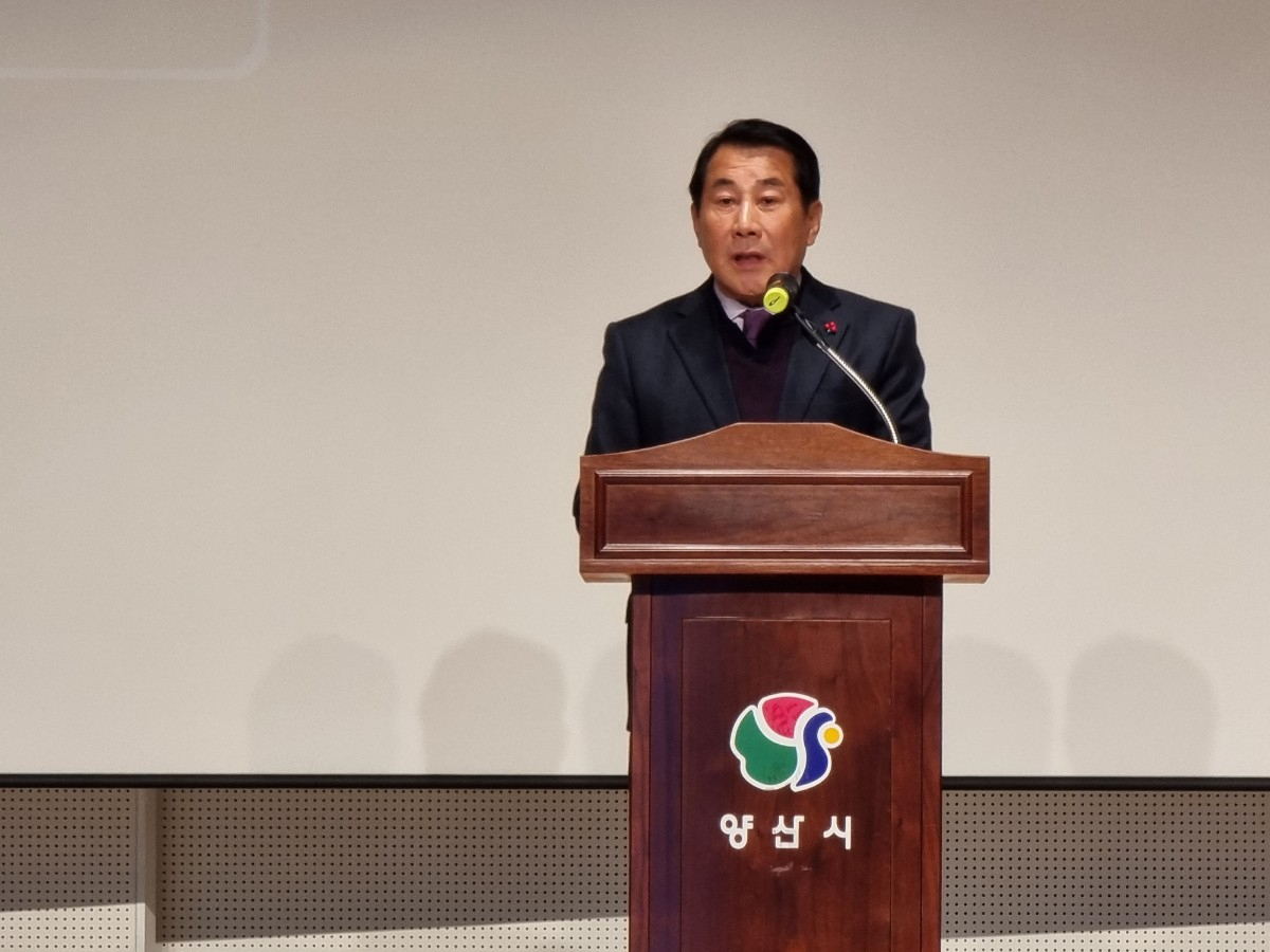 31일 오후 2시 경남 양산비즈니스센터 컨벤션홀에서 열린 ‘제19회 양산교육상 시상식’에서 나동연 양산시장이 축사를 하고 있다. [사진=임순택 기자]
