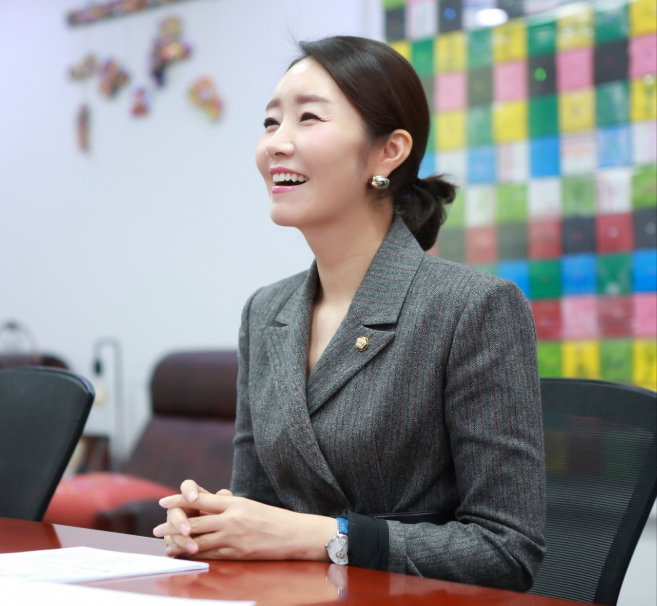 강선우 의원은 “자신이 선택하지 않은 것 때문에 차별받지 않는 세상을 만들기 위해 정치를 시작했다”고 했다. 그러면서 초심을 잃지 않고 소외된 이웃, 사회적 약자를 위한 노력을 지속할 것이라고 했다. 그가 의원이 된 후 아동정책에 관심을 갖고, 아동학대 근절을 위해 힘을 쏟는 것은 이런 사명감을 배경에 두고 있기 때문이다.