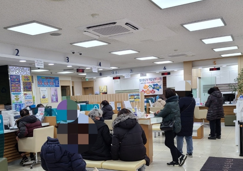 31일 경기도 고양시에 있는 한 새마을금고에 몰린 고객들. 채상우 기자