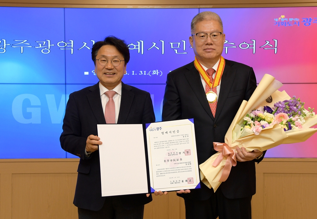 광주시는 31일 시청 비즈니스룸에서 장청강(張承剛·55) 주(駐) 광주 중국 총영사에게 명예 시민증을 수여했다.