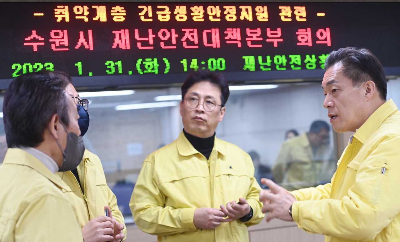 이재준 수원시장(오른쪽)이 취약계층 긴급생활지원 관련 수원시 재난안전대책본부 회의에서 취약계층 지원 방안을 논의하고 있다.