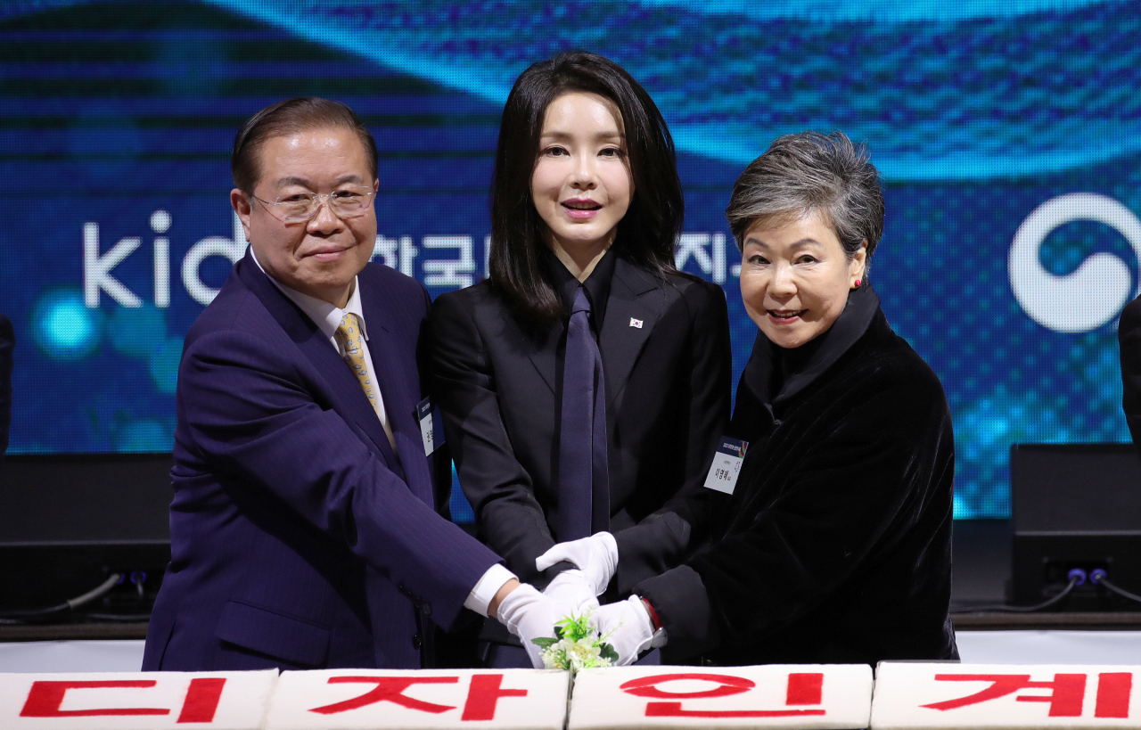 김건희 여사가 31일 오후 경기 성남 분당구 코리아디자인센터에서 열린 디자인계 신년 인사회에서 참석자들과 떡 케이크를 자르고 있다. [연합]