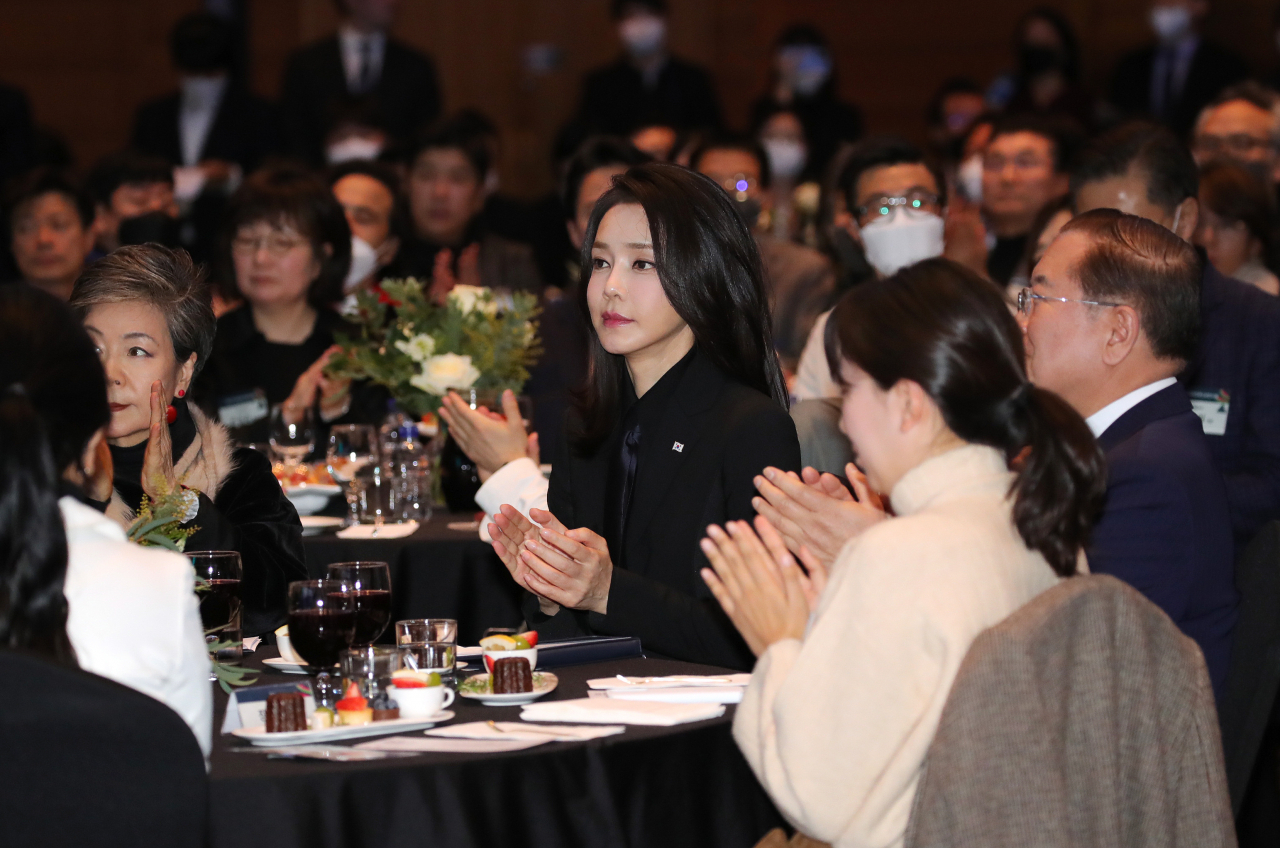 김건희 여사가 31일 오후 경기 성남 분당구 코리아디자인센터에서 열린 디자인계 신년 인사회에서 박수치고 있다. [연합]