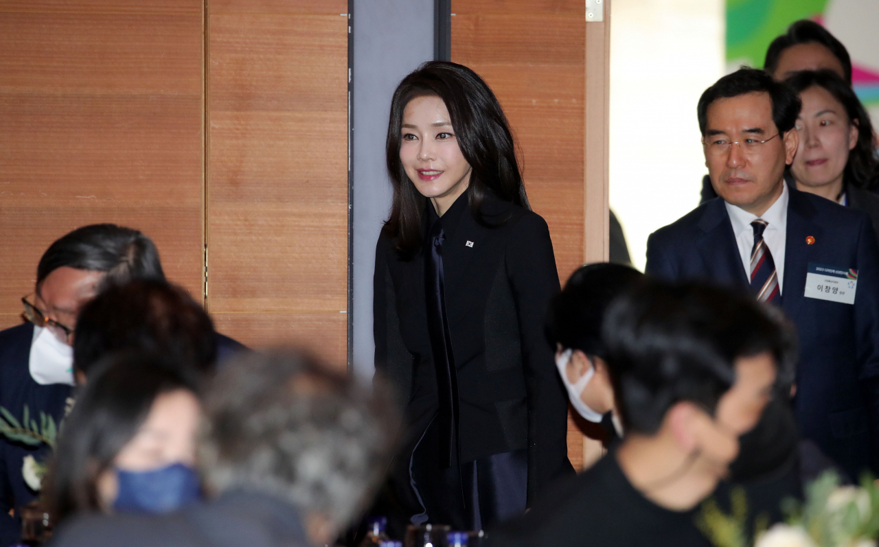 김건희 여사가 31일 오후 경기 성남 분당구 코리아디자인센터에서 열린 디자인계 신년 인사회에 입장하고 있다. [연합]
