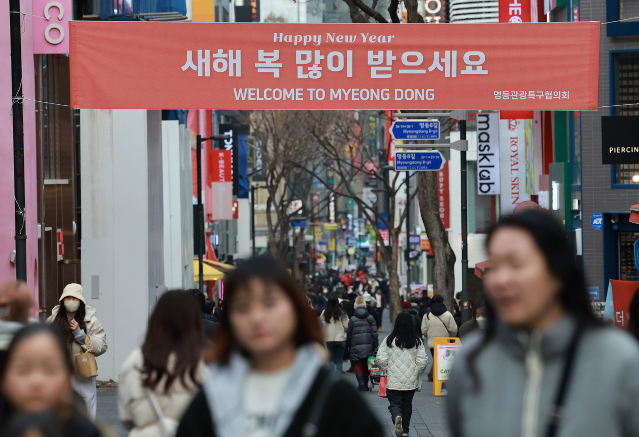 31일 도심 상권인 서울 중구 명동 거리에 명동관광특구협의회가 설치한 새해 인사 현수막이 걸려 있다. [연합]