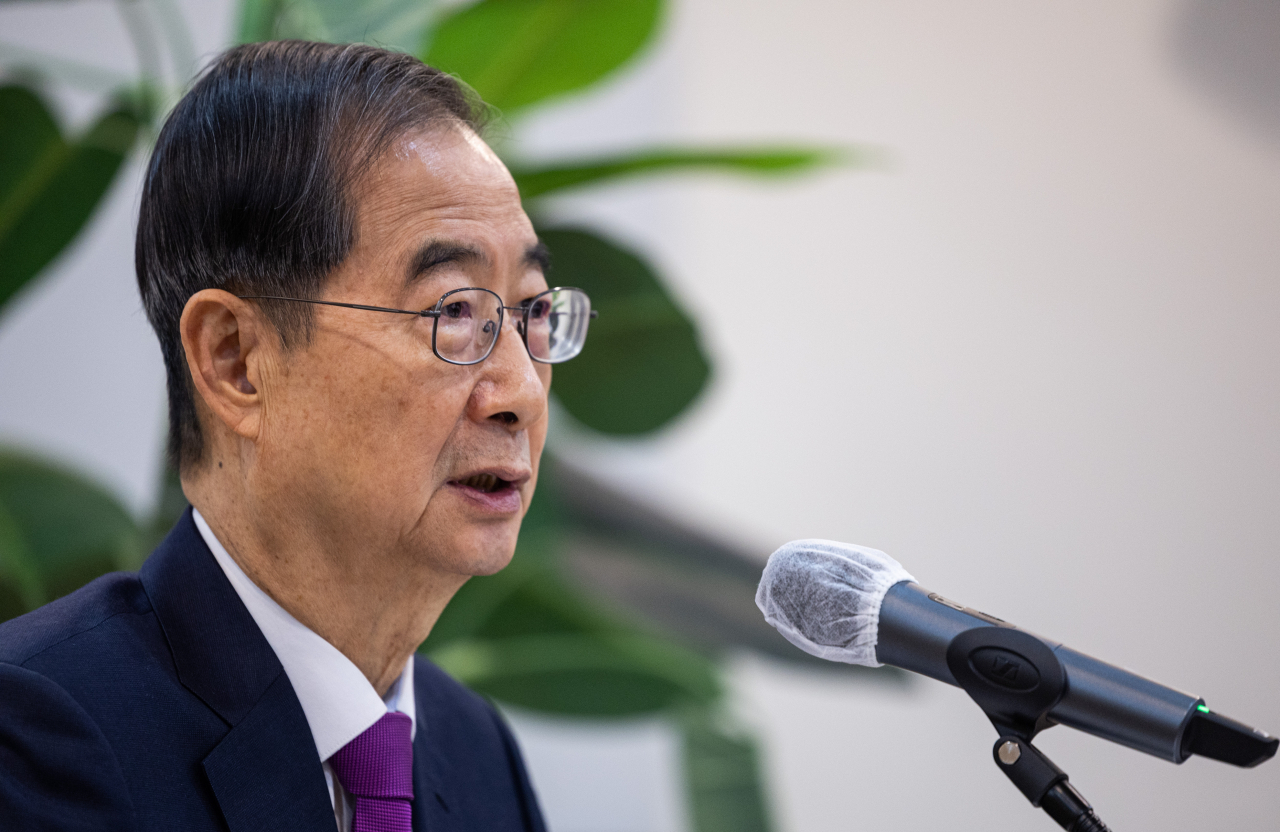 Prime Minister Han Duck-soo speaks at a press briefing held in Seoul, Tuesday. (Yonhap)