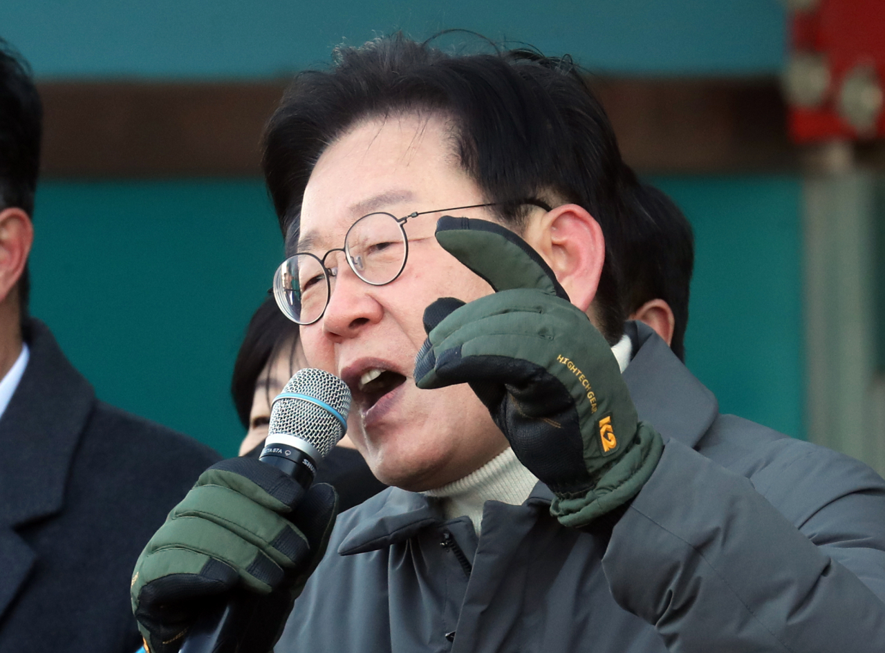 이재명 더불어민주당 대표가 27일 전북 군산시 공설시장을 찾아 힘줘 연설하고 있다. [연합뉴스]