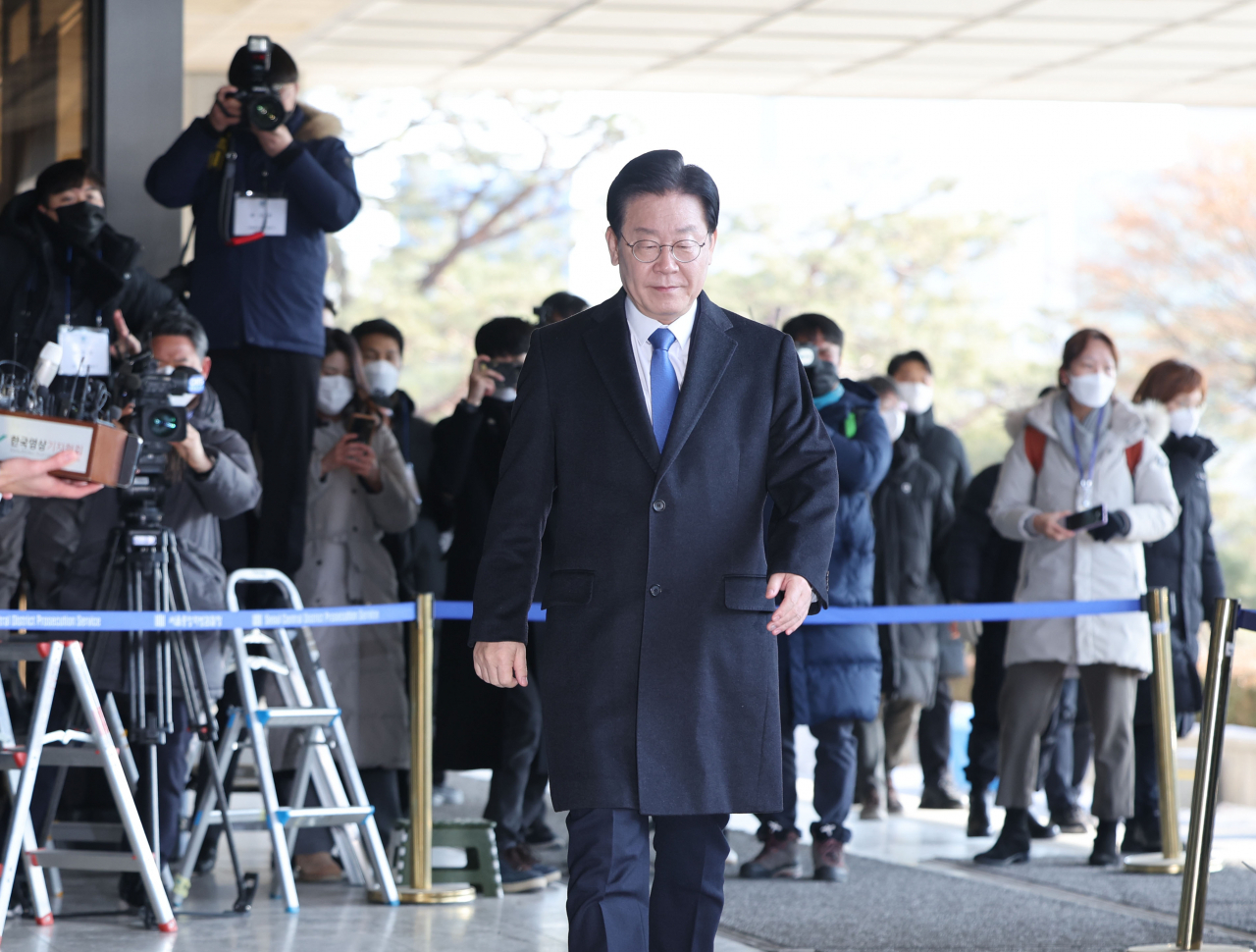 이재명 더불어민주당 대표가 28일 오전 서울 서초구 서울중앙지검에 위례 신도시·대장동 개발사업 비리 의혹과 관련한 검찰 소환 조사를 위해 들어서고 있다. [연합뉴스]