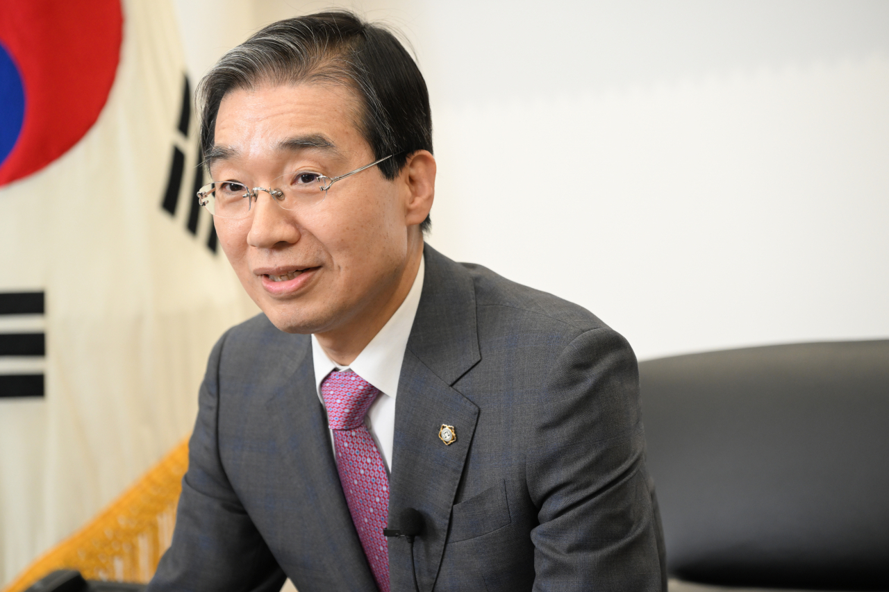 Lee Jong-yop, president of the Korean Bar Association, speaks at an interview with The Korea Herald at the KBA headquarters in Seoul in January. (Im Se-jun/The Korea Herald)