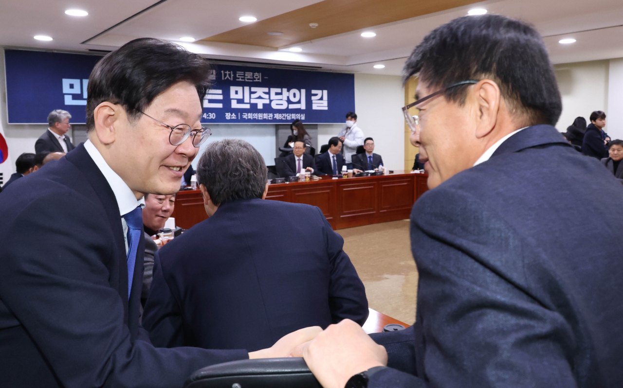 이재명 더불어민주당 대표가 31일 국회 의원회관에서 열린 민주당의 길 1차 토론회에서 인사말을 마친 뒤 회의장을 나서며 서삼석 의원과 인사하고 있다. [연합뉴스]