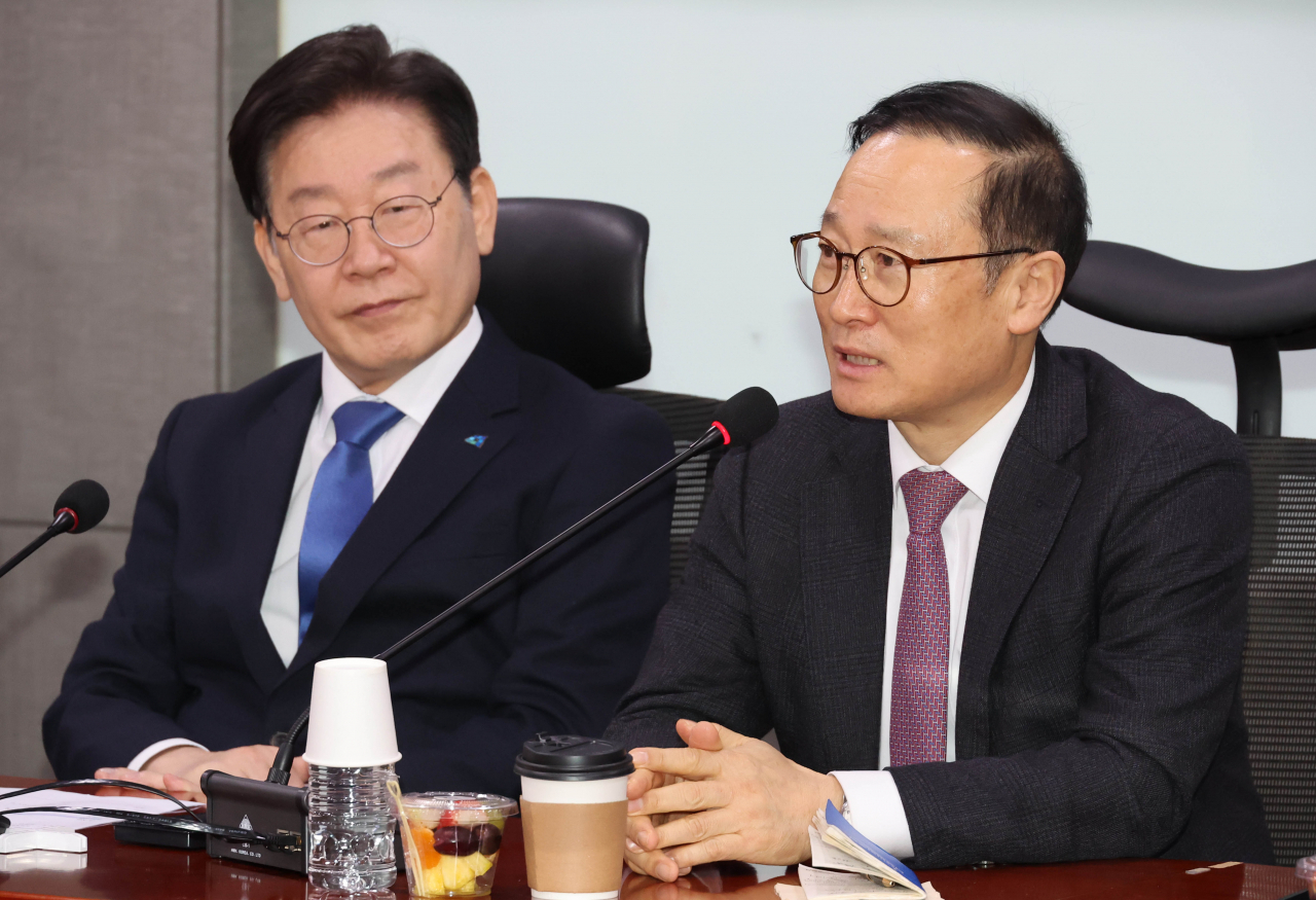 홍영표 더불어민주당 의원(오른쪽)이 지난 1월 국회 의원회관에서 열린 ‘민주당의 길’ 토론회에서 인사말을 하고 있다.[연합]
