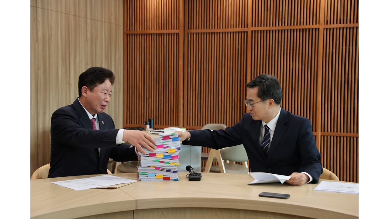 서태원)왼쪽) 가평군수가 김동연 지사를 만나 郡 현안문제 지원을 요청했다