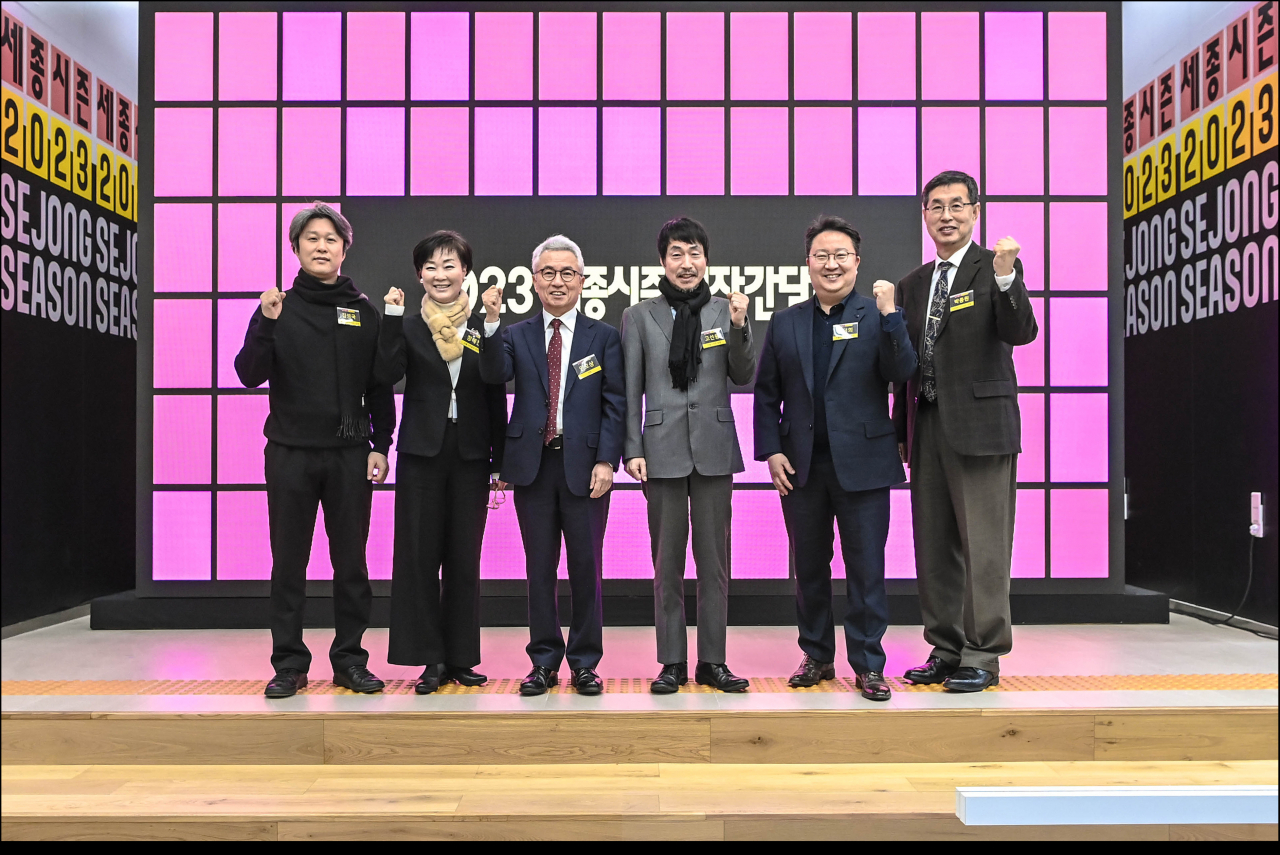 안호상 세종문화회관 사장(왼쪽 세 번째)과 김성국 서울시국악관현악단 단장, 정혜진 서울시무용단 단장, 고선웅 서울시극단 단장, 김덕희 서울시뮤지컬단 단장, 박종원 서울시합창단 단장(왼쪽부터) [세종문화회관 제공]