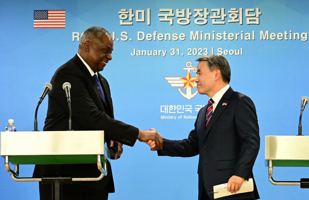 지난달 31일 서울 용산구 국방부 청사에서 한·미 국방장관 회담을 마친 로이드 오스틴 미국 국방장관과 이종섭 국방부 장관이 내외신 공동기자회견을 마친 뒤 악수하고 있다. [연합]