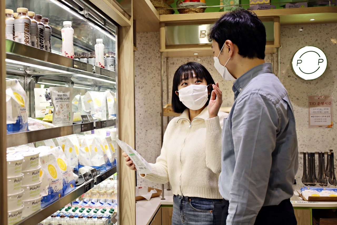 사내식당 이용 고객들이 비요미 프로틴 스낵을 이용하고 있다. [삼성웰스토리 제공]