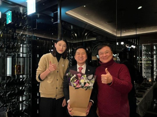 국민의힘 당권 주자인 김기현 의원(가운데)이 지난달 27일 페이스북에 배구선수 김연경, 가수 남진과 함께 찍은 사진을 공개하며 이들이 자신을 지지하는 듯한 설명을 달았다가 논란에 휩싸였다. [김기현 페이스북 캡처]