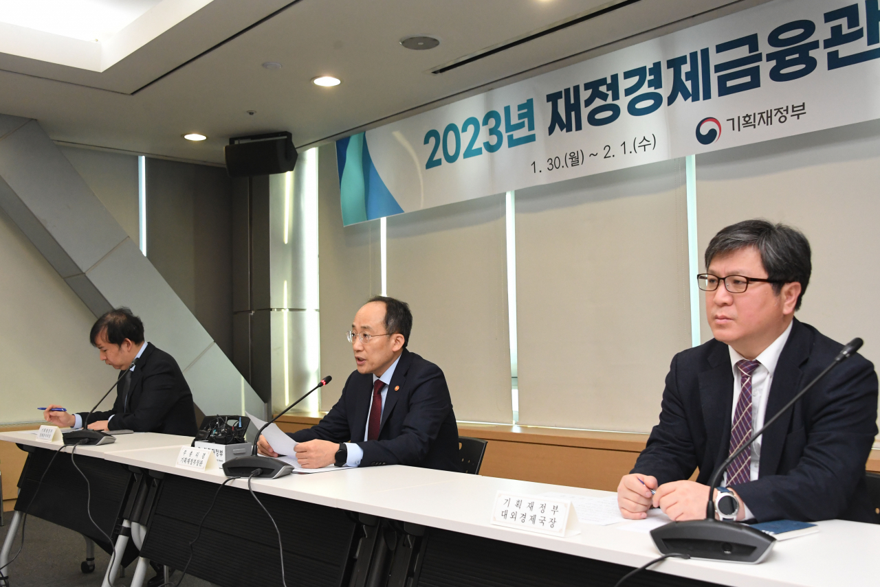추경호 경제부총리 겸 기획재정부 장관(사진 가운데)이 1일 서울 서초구 aT센터에서 열린 '2023년 재정경제금융관 회의'에서 모두발언을 하고 있다.[기획재정부 제공]