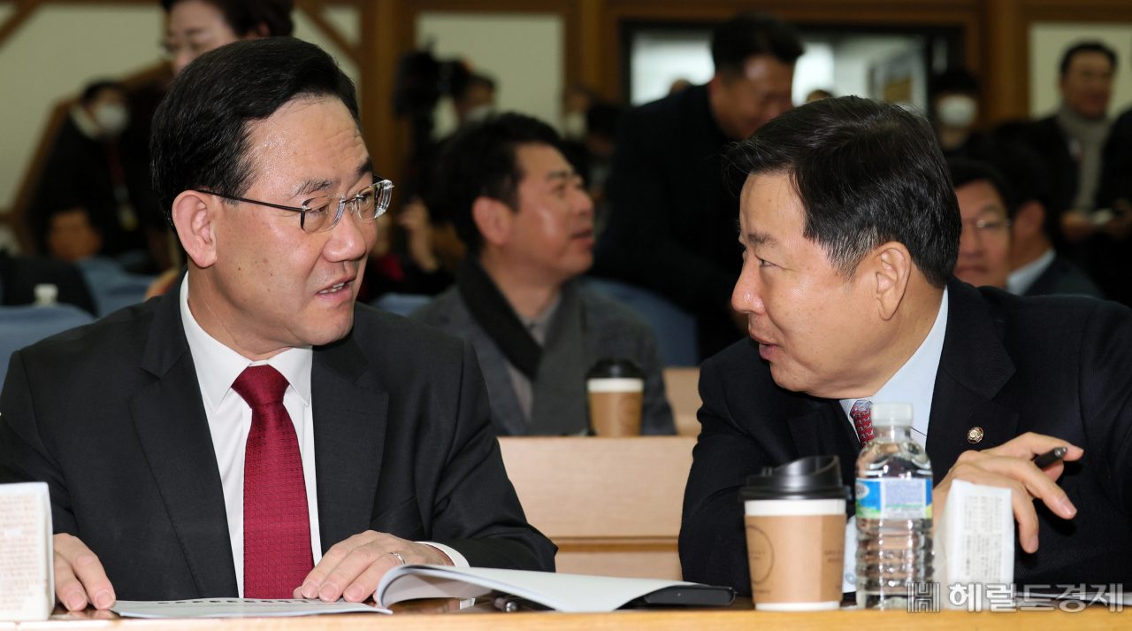 주호영 국민의힘 원내대표가 1일 국회에서 열린 국민공감 주최 공부모임에 참석, 이철규 의원과 이야기를 나누고 있다. 이상섭 기자