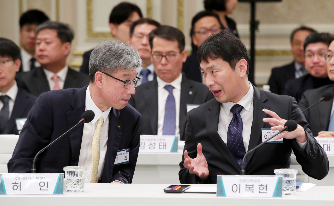 이복현 금융감독원장(오른쪽)과 허인 KB금융지주 부회장이 30일 오후 청와대 영빈관에서 열린 금융위원회 업무보고에 앞서 대화하는 모습. [연합]