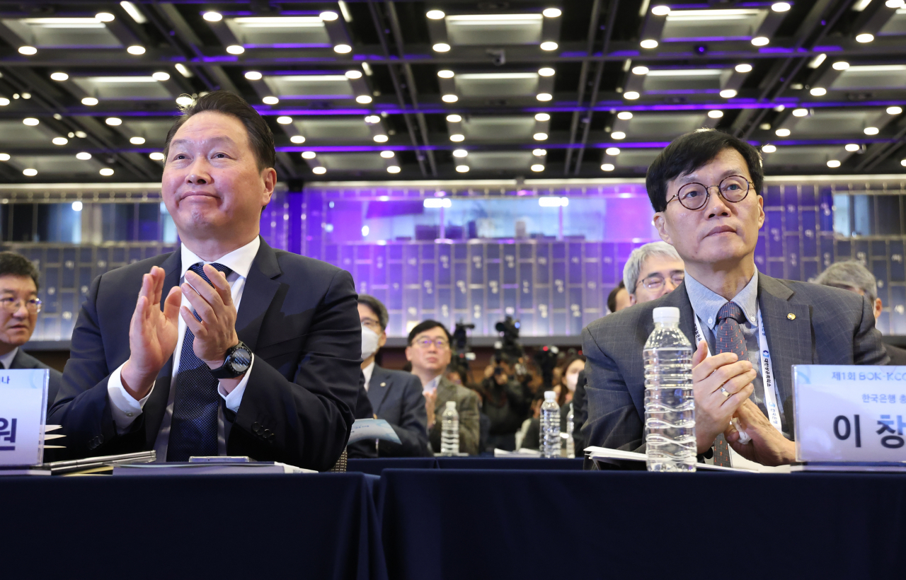 이창용(오른쪽) 한국은행 총재와 최태원 대한상공회의소 회장이 1일 오전 서울 중구 대한상의 국제회의장에서 ‘경제 패러다임의 변화와 한국경제의 대응 방안’을 주제로 열린 공동세미나에서 박수를 치고 있다. [연합]