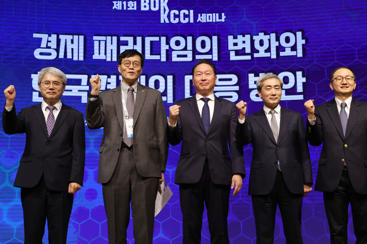 이창용(왼쪽 두번째) 한국은행 총재와 최태원(가운데) 대한상공회의소 회장이 1일 오전 서울 중구 대한상의 국제회의장에서 '경제 패러다임의 변화와 한국경제의 대응 방안'을 주제로 열린 공동세미나에서 참석자들과 기념 촬영하고 있다. 왼쪽부터 윤희성 한국수출입은행장, 이창용 총재, 최태원 회장, 신현송 BIS(국제결제은행) 경제보좌관 겸 조사국장, 장용성 서울대 경제학부 교수. [연합]