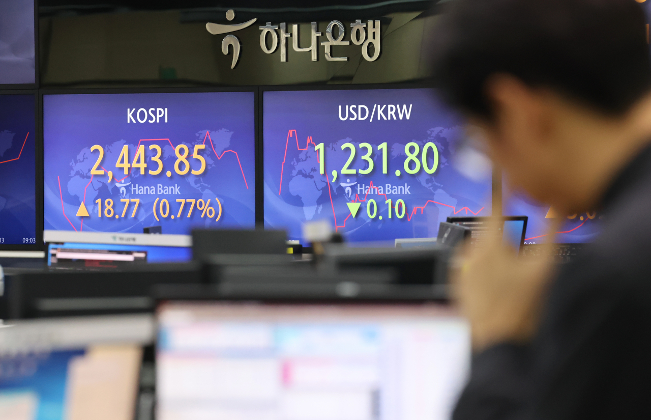 1일 서울 명동 하나은행 딜링룸에서 직원들이 업무를 보고 있다. 이날 오전 9시 2분 현재 코스피는 전날보다 20.48포인트(0.84%) 오른 2446.56을 나타내고 있다. 지수는 전장보다 20.95포인트(0.86%) 오른 2446.03로 출발했다. 연합뉴스