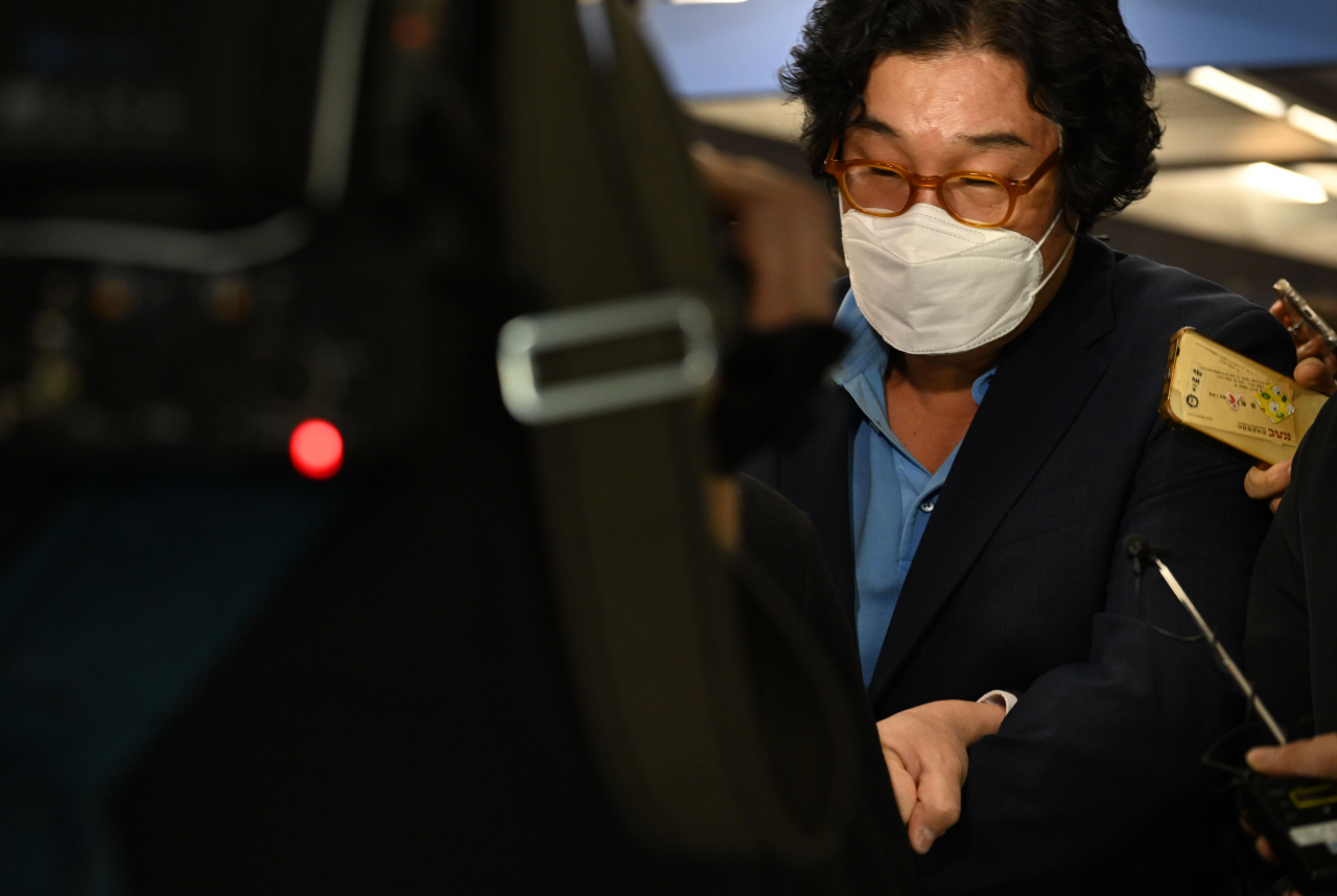 해외 도피생활 중 태국에서 체포된 쌍방울 그룹의 실소유주 김성태 전 회장이 지난달 17일 오전 인천국제공항을 통해 압송되고 있다. 인천공항=박해묵 기자