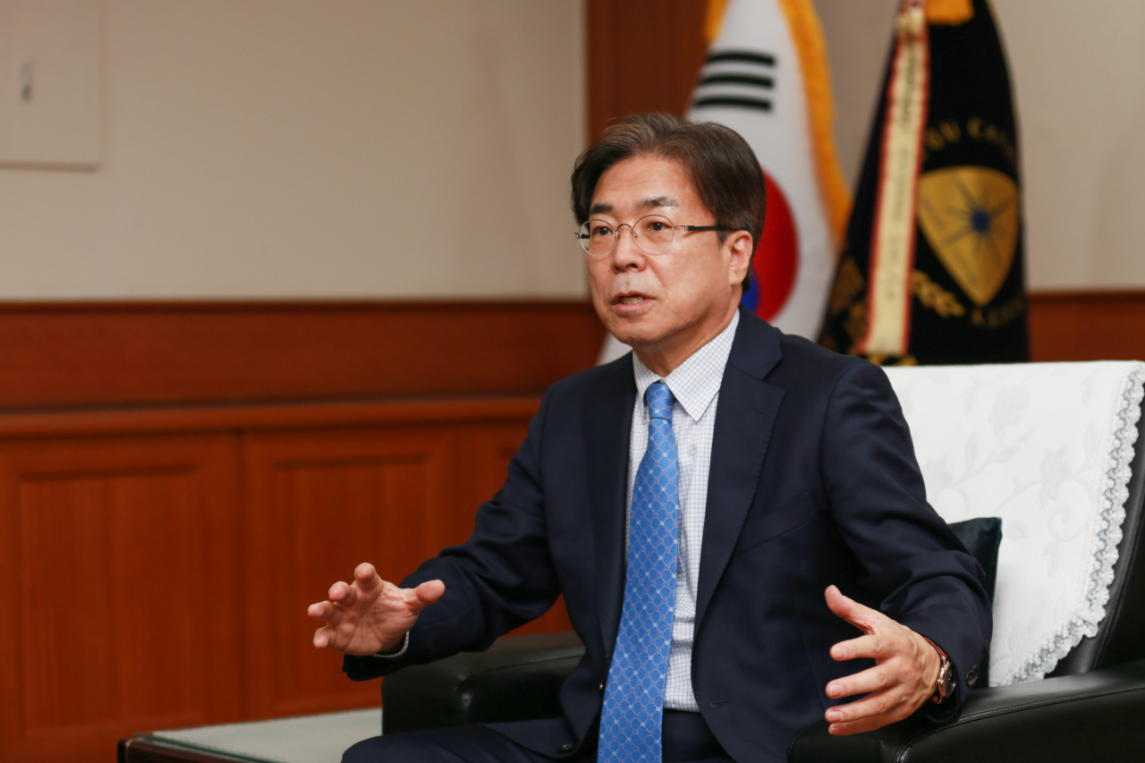 성한기 대구가톨릭대 총장이 1일 앞으로 대학이 나아갈 방향 등에 대해 이야기하고 있다.[대구가톨릭대 제공]