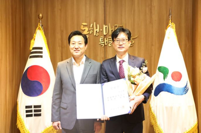 신임 서울에너지공사 사장에 임명된 이승현 사장(오른쪽)과 오세훈 서울시장. [서울시 제공]