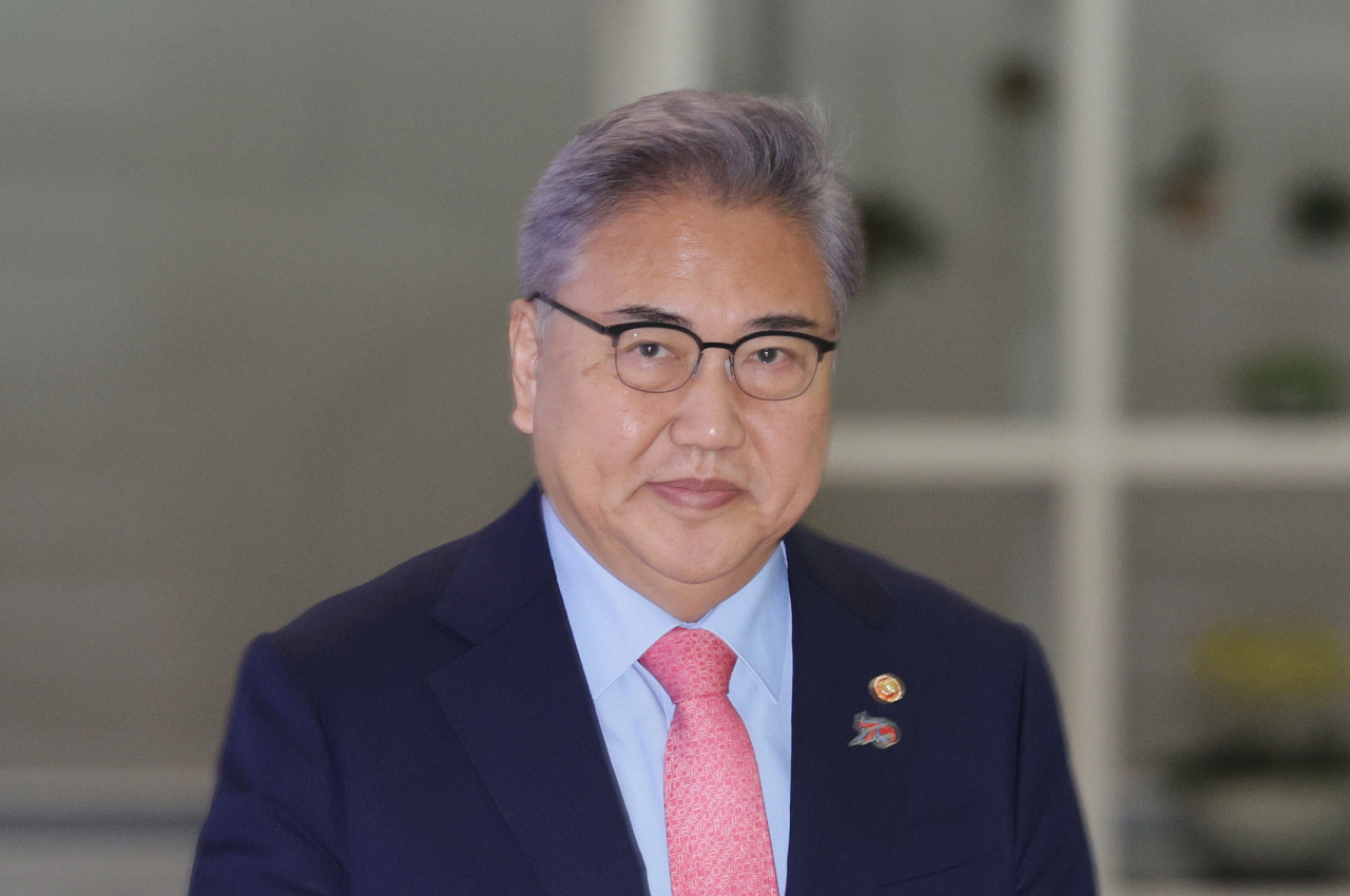 박진 외교부 장관이 1일 오전 인천국제공항을 통해 출국하고 있다.[연합]