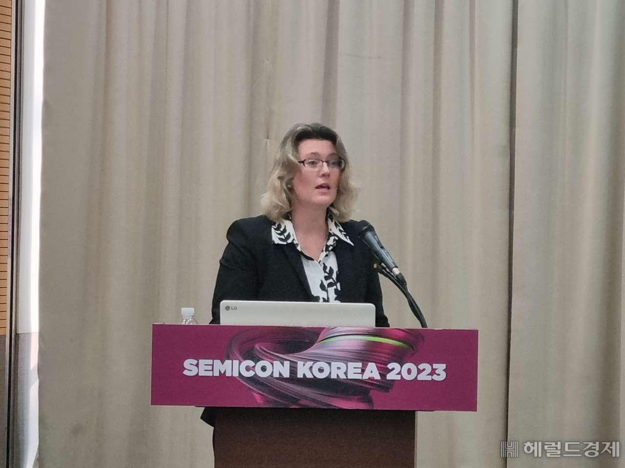 이나 스크보르초바(inna Skvortsova) SEMI 시장조사 통계 부문 애널리스트가 1일 서울 강남구 코엑스에서 진행된 ‘세미콘 코리아 2023’ 기자간담회에서 올해 반도체 시장 전망에 대해 발표하고 있다. 김민지 기자