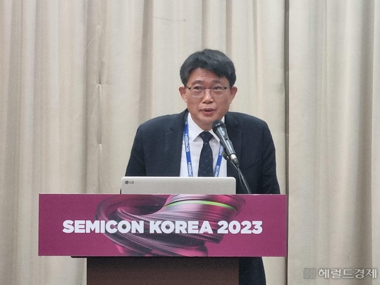 최정동 테크인사이트 박사가 1일 서울 강남구 코엑스에서 진행된 ‘세미콘 코리아 2023’ 기자간담회에서 올해 반도체 기술 트렌드에 대해 설명하고 있다. 김민지 기자