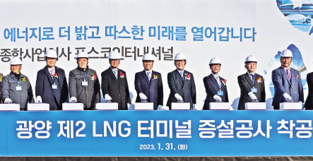 착공식에 참가한 이상균(사진 왼쪽 두번째부터) 현대중공업 사장, 정탁 포스코인터내셔널 부회장, 최성안 삼성중공업 부회장, 최정우 포스코그룹 회장, 김영록 전남도지사, 정인화 광양시장, 서동용 국회의원, 어기구 국회의원.