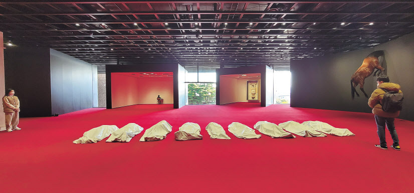마우리치오 카텔란(Maurizio Cattelan)의 ‘모두(2007)’, 카라라 대리석·가변크기. [리움미술관 제공]