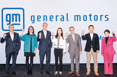 30일 서울 영등포구 콘래드 서울에서 열린 2023 GM 기자간담회에서 브라이언 맥머레이(왼쪽부터) GM 한국연구개발법인 사장, 에이미 마틴 최고재무책임자, 로베르토 렘펠 GM 한국사업장 사장, 정정윤 최고마케팅책임자, 카를로스 미네르트 영업·서비스 부문 부사장, 채명신 디지털 비즈니스팀 상무, 윤명옥 홍보부문 전무가 기념사진을 촬영하고 있다. [GM 제공]