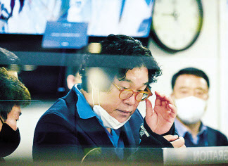 8개월간 도피 끝에 태국에서 붙잡힌 김성태 전 쌍방울그룹 회장이 지난달 17일 검찰 수사관들과 함께 인천국제공항을 통해 입국하는 모습. 박해묵 기자
