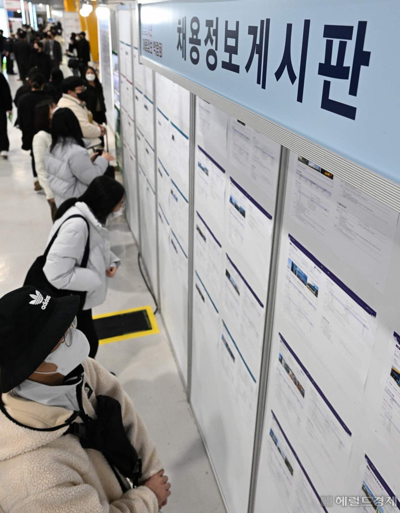2023 공공기관 채용정보 박람회가 1일 서울 서초구 aT센터에서 열려 행사장을 방문한 취업준비생들이 채용정보게시판을 살펴보고 있다. 임세준 기자