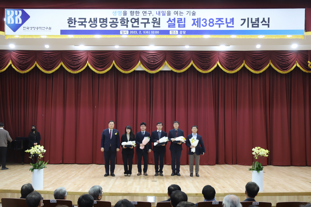 올해의 KRIBB상 수상자들이 기념촬영을 하고 있다.[한국생명공학연구원 제공]